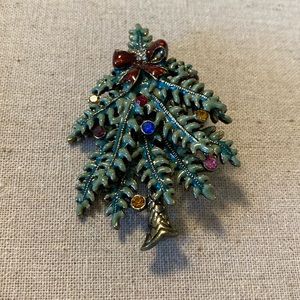 The final touch for your Holiday outfit! 
Vintage Christmas tree pin. Avon 2004.
